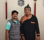 Gambar 2. Ketua Pelaksana PKM bersama Ketua Padepokan Panawung Jaya saat observasi awal Sumber: Dokumentasi Atang Suryaman, 2026.
