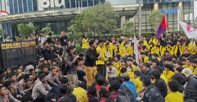 Lautan Almamater Warnai Bundaran HI, Mahasiswa Serukan Perubahan dan Keadilan Sosial