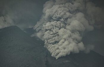Viral di Media Sosial, Erupsi Gunung Lewotobi Ganggu Penerbangan dan Picu Kewaspadaan Warga