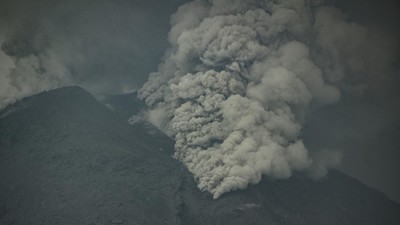 Viral di Media Sosial, Erupsi Gunung Lewotobi Ganggu Penerbangan dan Picu Kewaspadaan Warga