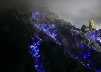 Bukan Lava Biru! Fenomena Blue Fire Muncul di Gunung Papandayan, Wisatawan Diminta Waspada