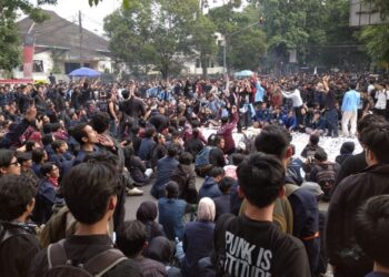 Hari Sumpah Pemuda, Mahasiswa Bandung Kepung DPRD Jabar: Karhutla, MBG, hingga Janji Lapangan Kerja Disorot