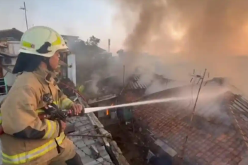 Gudang Kayu dan 10 Bangunan Terbakar di Bandung, Api Muncul Pagi Hari