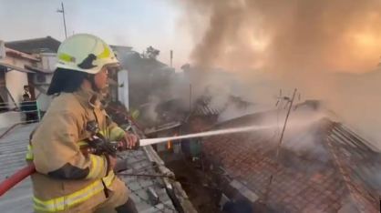 Gudang Kayu dan 10 Bangunan Terbakar di Bandung, Api Muncul Pagi Hari